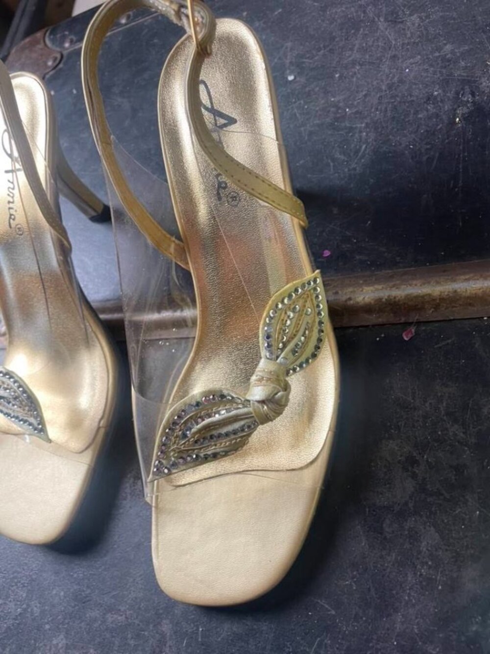 NIB Annie Gold & Clear Sling Back Heels size 5 - Picture 2 of 7